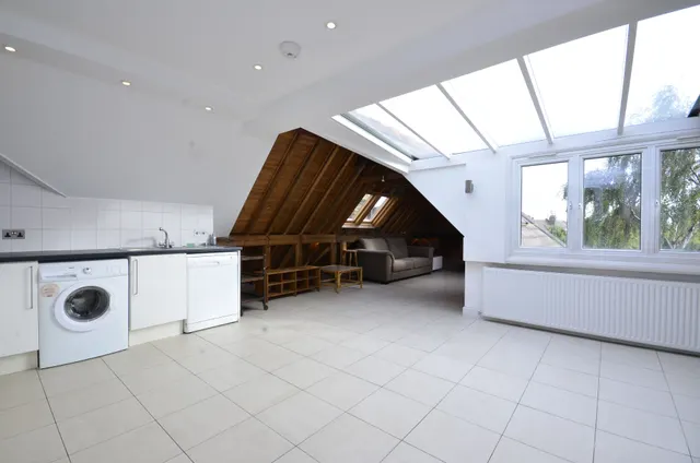 Photo 3 — 33b Arkwright Road, London