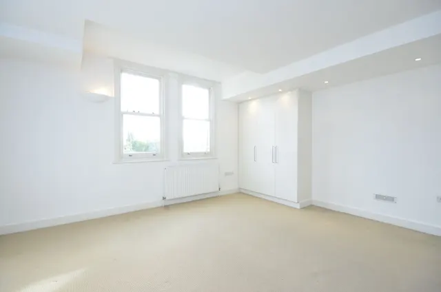 Photo 2 — 33b Arkwright Road, London
