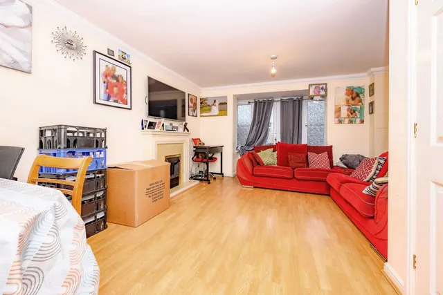 Photo 2 — Morgan Close, LUTON, Bedfordshire, LU4