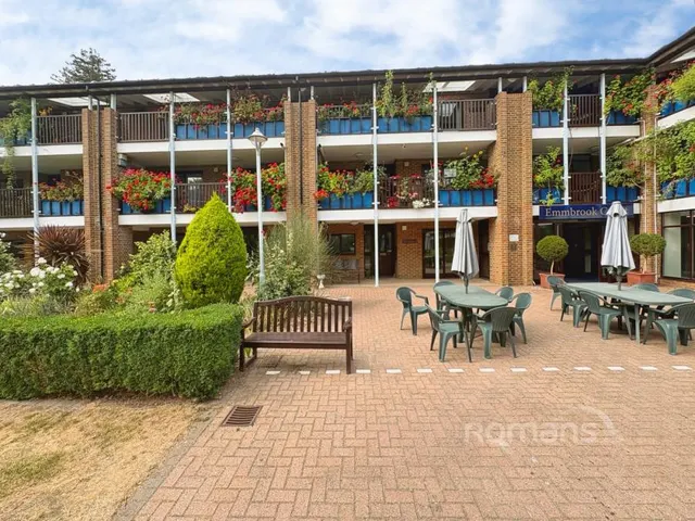 Emmbrook Court, Reading, RG6, photo 2