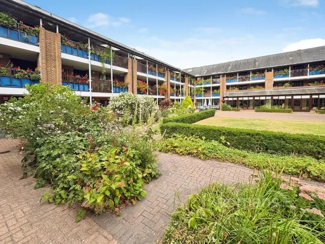 Emmbrook Court, Reading, RG6, photo 1