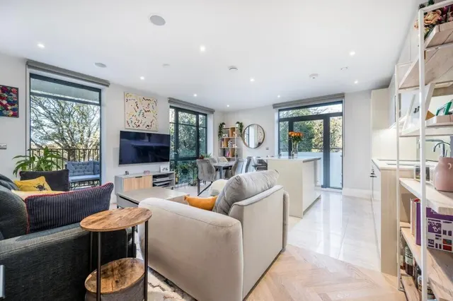 2 bedroom flat — Holden Road, London