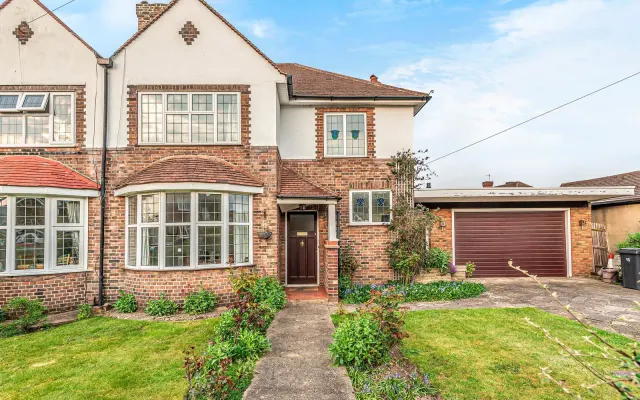 Tudor Avenue, Worcester Park, KT4