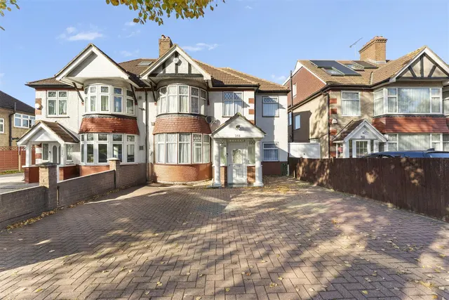 Great West Road, Hounslow, photo 1