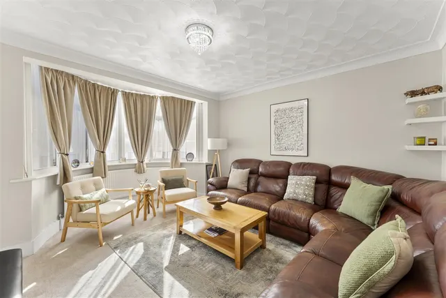 Great West Road, Hounslow, photo 3
