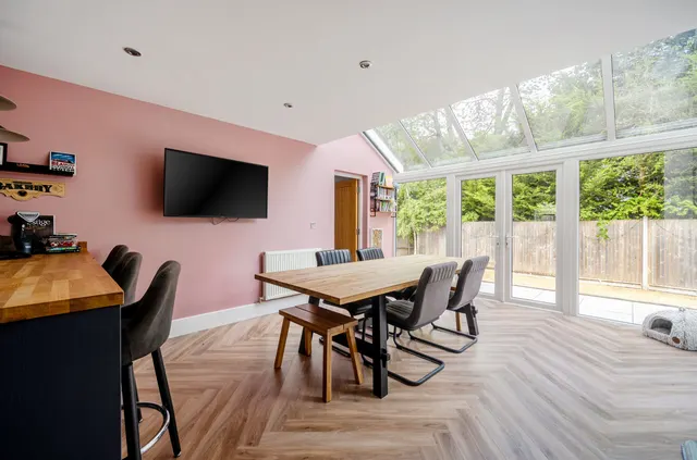 Cotswold Close, Four Marks, GU34, photo 1