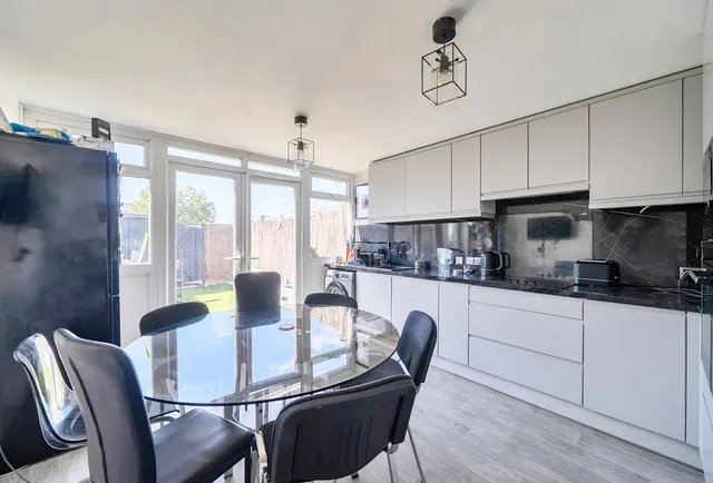Photo 3 — Huntingdon Close, Mitcham, CR4 1XL
