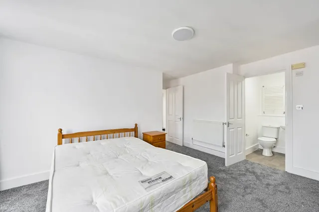 Photo 3 — Robinson Road London, Colliers Wood, SW17 9DJ