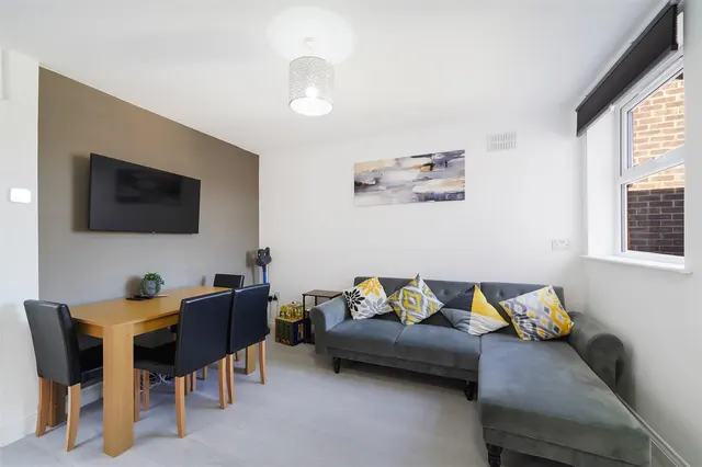 Eton Avenue, Wembley, HA0, photo 2