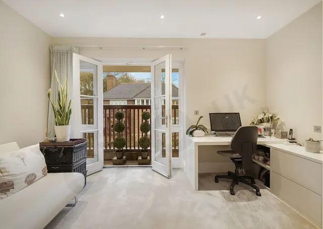 Hammers Lane, Mill Hill, NW7, photo 3