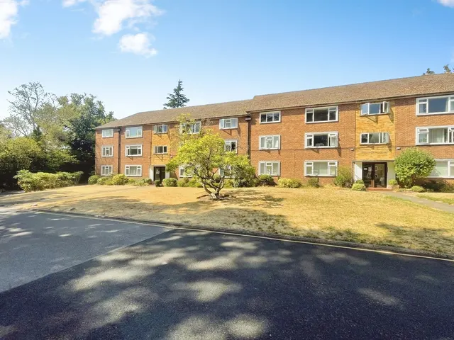 Christchurch Road, Virginia Water, GU25, photo 1