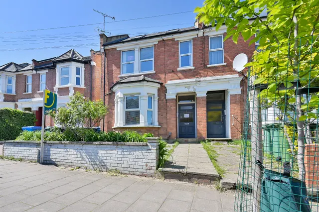 Flat 3, 7 Welldon Crescent, Harrow, photo 1
