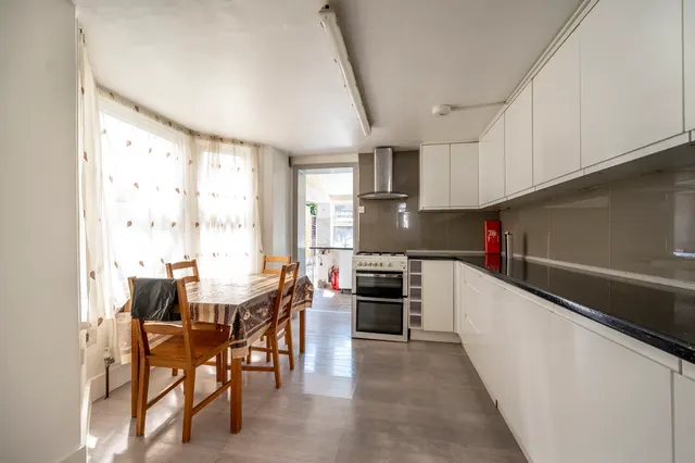 London, E13, photo 2