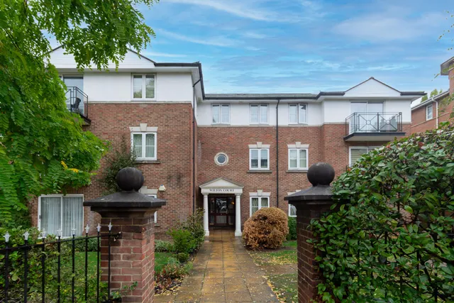 Hale Lane, HA8, photo 1