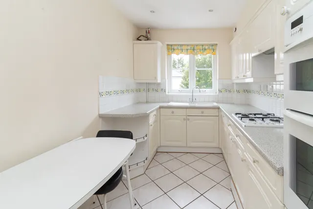 Hale Lane, HA8, photo 3