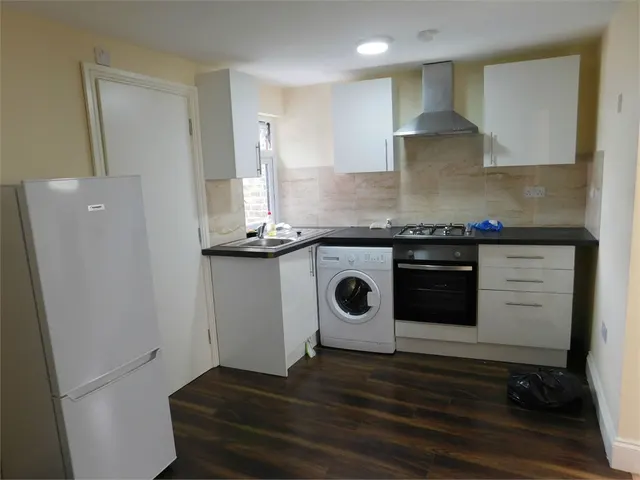 Greenford Avenue, Hanwell, W7, photo 1