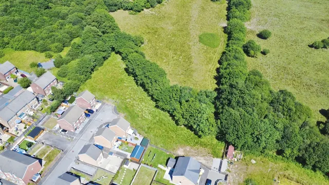 Clos Coed Derw Llanelli, SA14, photo 2