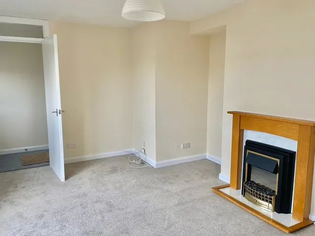 Photo 3 — Camdean Crescent, Rosyth