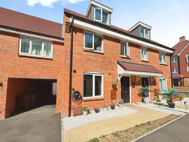 Barron Road, Tongham, Surrey, GU10 1GF, photo 1