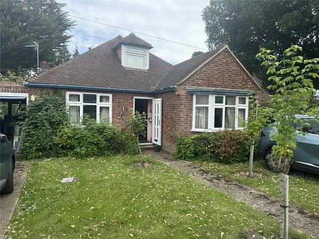 Pinewood Drive, Staines-upon-Thames, Surrey, TW18, photo 1