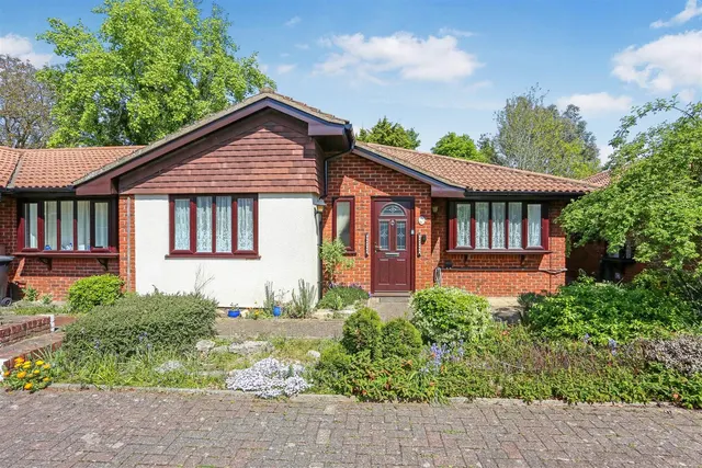 Oakmead Green, Epsom, KT18, photo 1