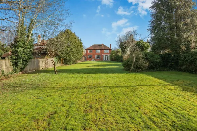 Burdon Lane, South Cheam, SM2 7PT, photo 1