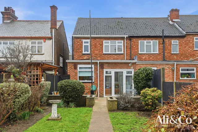 Photo 2 — South View Road, Grays, Essex, RM20 4AT