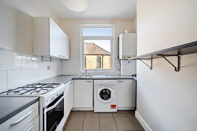 1 bedroom property — Tooting High Street, London, SW17