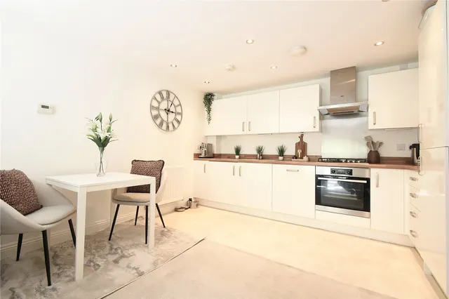 Photo 3 — Carter Court, Hook, Hampshire, RG27 9AD