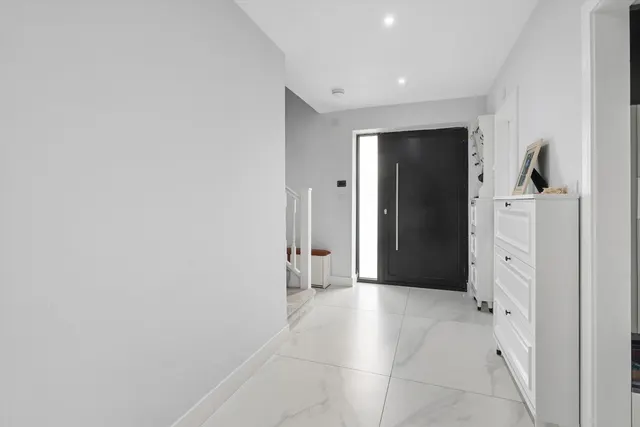 Elm Gardens, Claygate, KT10, photo 2