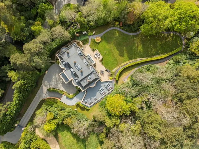 Golf Club Road, St George's Hill, KT13, photo 1