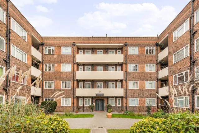 11 Coronation Court, Brewster Gardens, London, photo 1