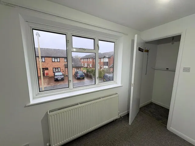 Photo 3 — Brindle Close, Aldershot, Hampshire, GU11 3UF
