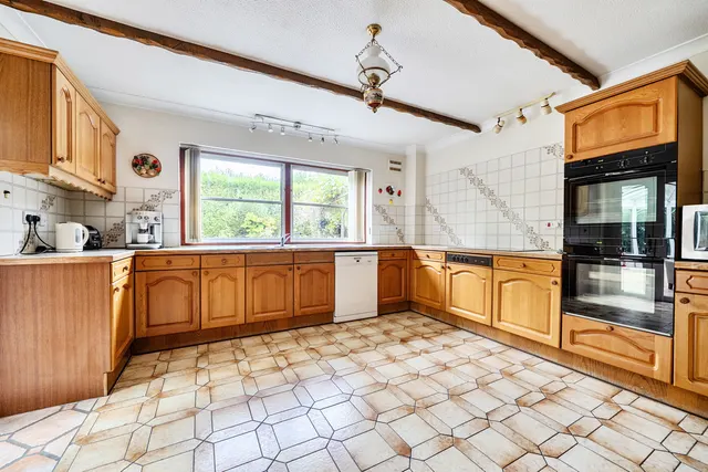 St. Huberts Close, Gerrards Cross, SL9, photo 3