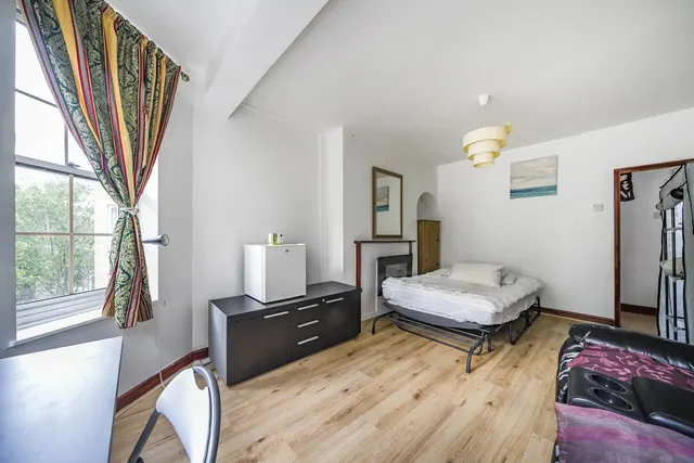 Photo 3 — 27 Liverpool House, Liverpool Road, London