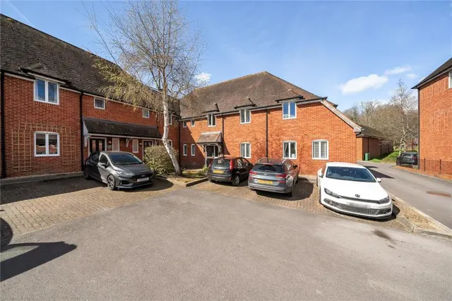 Abbey Gardens, Upper Woolhampton, RG7, photo 1