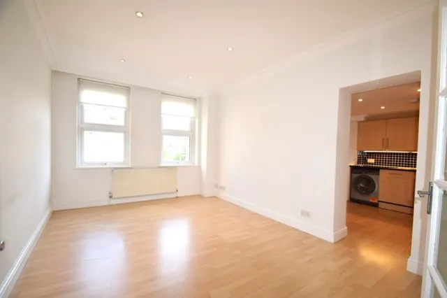 Chiswick High Road, W4, photo 2