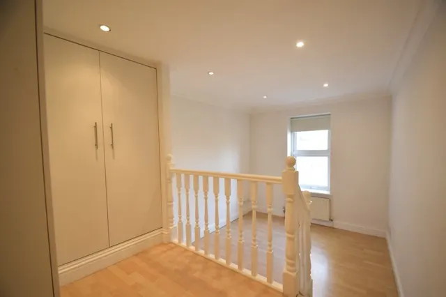 Chiswick High Road, W4, photo 3
