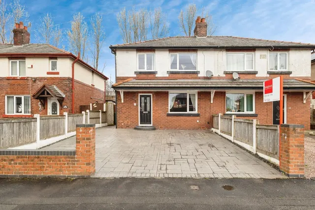 Boyds Walk, Dukinfield, SK16, photo 1