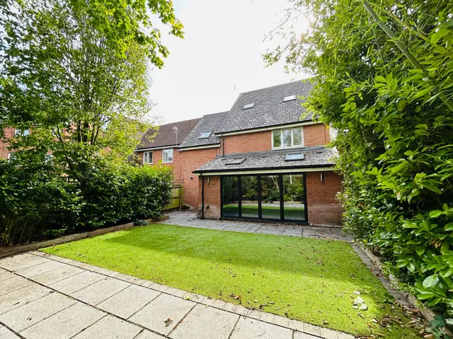 Chaise Meadow, Lymm, photo 1