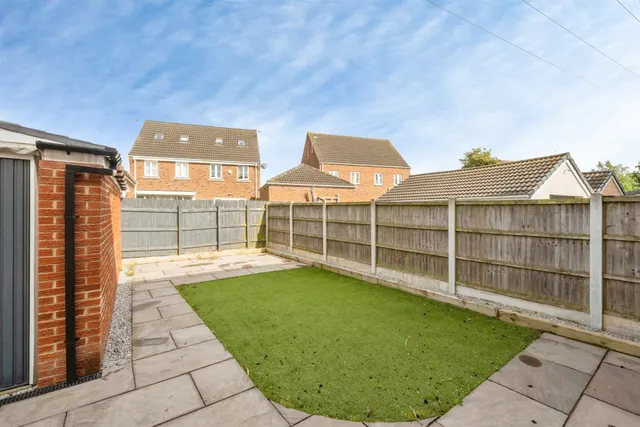 Photo 2 — St. Michaels Close, Thorne, Doncaster