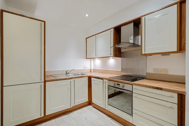 Molesey Road, Hersham, KT12, photo 2
