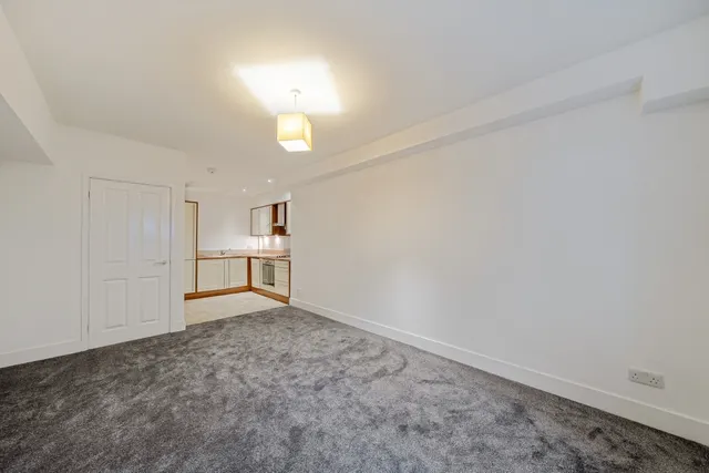 Molesey Road, Hersham, KT12, photo 3