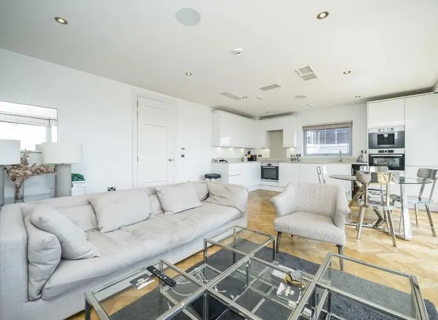 Commercial Road, Aldgate, E1, photo 1