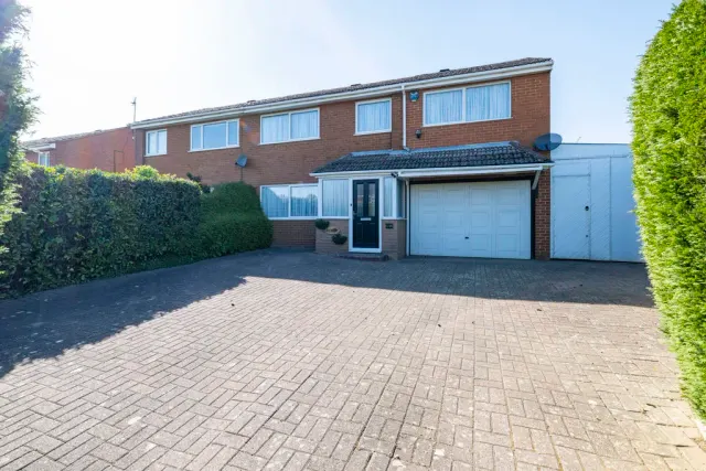 Sutherland Grove, Bletchley, Milton Keynes, Buckinghamshire, MK3 7NX, photo 1