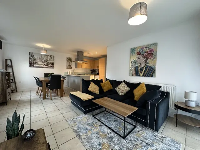 Photo 2 — Leonard Place, Clarendon Way