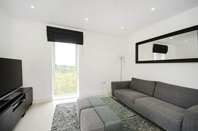 Photo 2 — 50 Crested Court, 3 Shearwater Drive, London