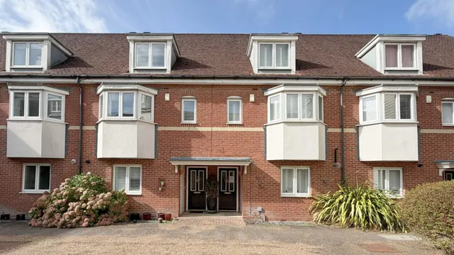 Wingfield Court, Banstead, SM7, photo 2