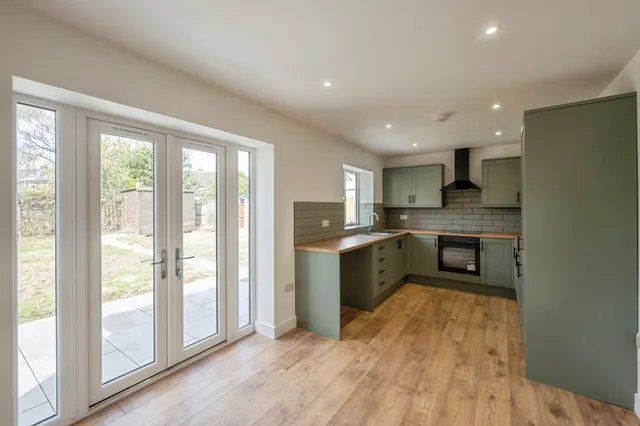 Photo 3 — Pearwood Crescent, Balby, Doncaster