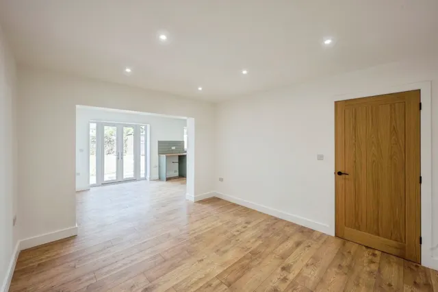 Photo 2 — Pearwood Crescent, Balby, Doncaster